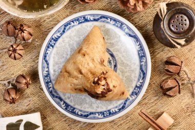 Masanın üzerine pirinç hamur tatlısı