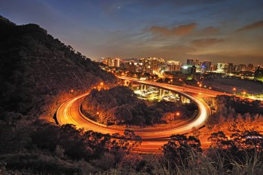 Şehir Kavşağı Üstgeçit adlı gece Taipei, Tayvan
