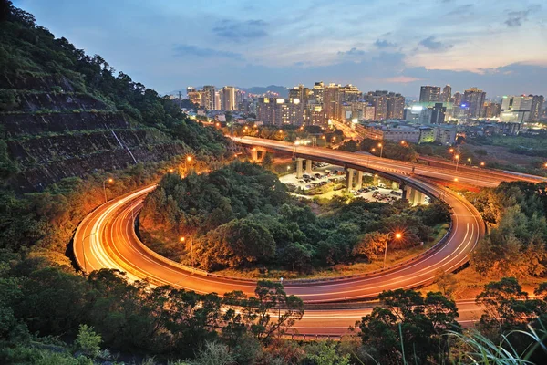 Şehir Kavşağı Üstgeçit adlı gece Taipei, Tayvan