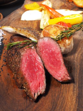 Kesme Tahtasında Biftek        