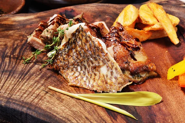 Bistecca Pesce Con Carne Pollo Affettata Sul Tagliere — Foto Stock