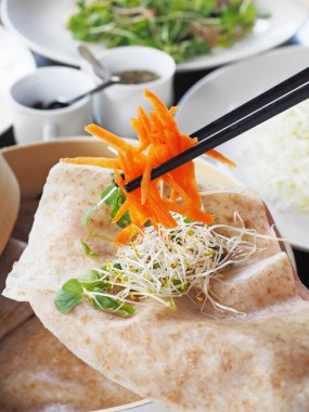 Taze Çin böreği yapıyorum.        