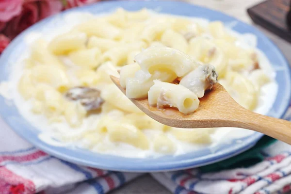 Délicieux Macaronis Aux Champignons Palourdes Sauce Fromage Dans Assiette — Photo