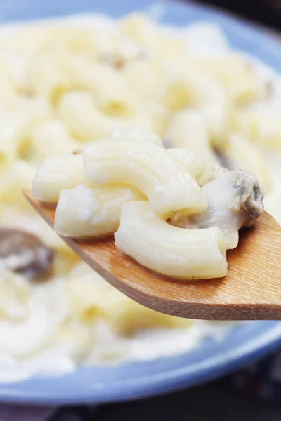 Macarrão Delicioso Com Cogumelo Amêijoa Molho Sabor Queijo Prato — Fotografia de Stock