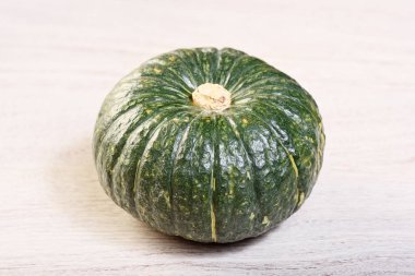 Ahşap zemin üzerine yeşil kabak