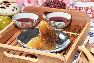 Masada çay olan kırmızı fasulye zongzi.