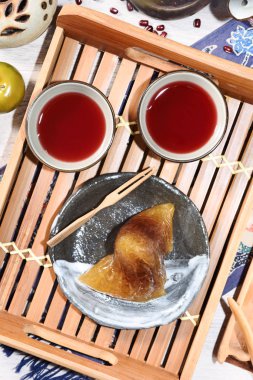 Masada çay olan kırmızı fasulye zongzi.