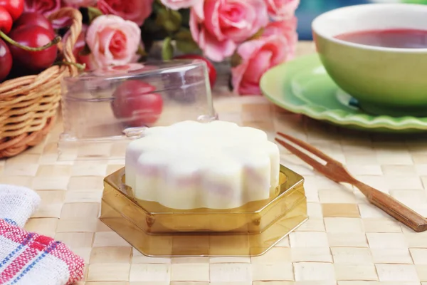 Белый Персиковый Торт Лунного Мороженого Столе — стоковое фото