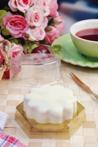 Tarta Helado Durazno Blanco Sobre Mesa —  Fotos de Stock