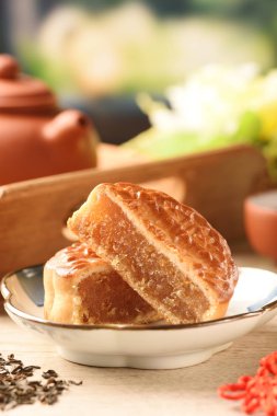 Dilimlenmiş ananaslı ay pastasını kapat.