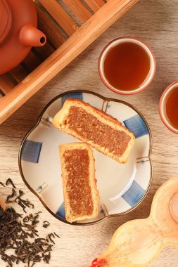 Dilimlenmiş ananaslı ay pastasını kapat.