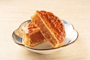 Dilimlenmiş ananaslı ay pastasını kapat.