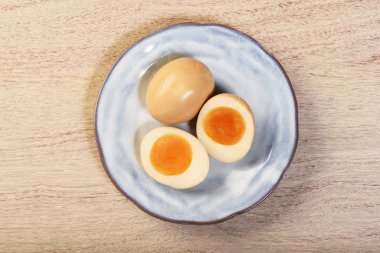 Ahşap masa üzerinde yumuşak haşlanmış yumurta tabak