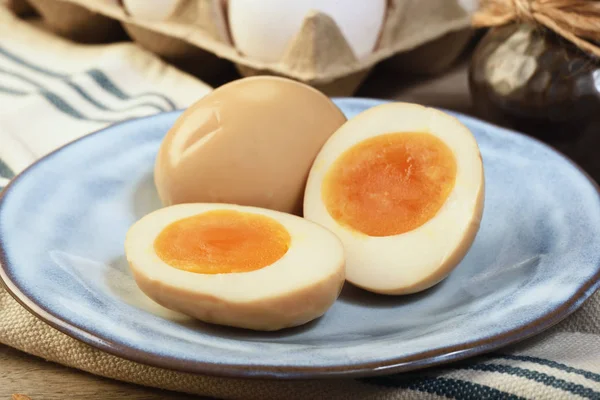 Πιάτο Μαλακό Βραστό Αυγά Στο Ξύλινο Τραπέζι — Φωτογραφία Αρχείου
