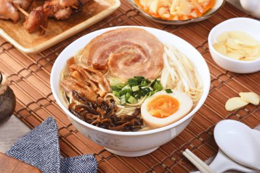 Lezzetli Japon yedek kaburga ramen ahşap tablo