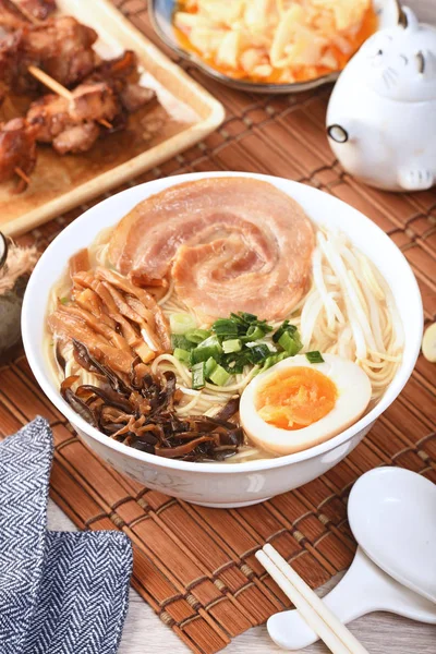 Köstliche Japanische Spareribs Ramen Auf Holztisch — Stockfoto