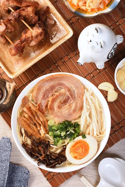 Köstliche Japanische Spareribs Ramen Auf Holztisch — Stockfoto