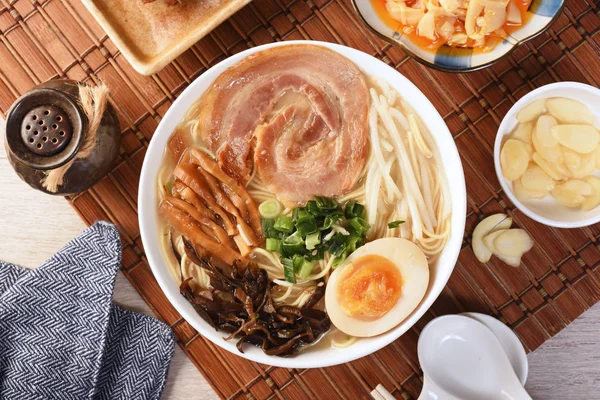 Köstliche Japanische Spareribs Ramen Auf Holztisch — Stockfoto