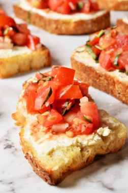 Açık büfe masada salsa soslu kızarmış ekmek