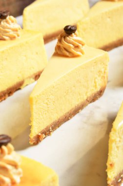 Ny stili Cheese cake büfe masa üzerinde dilim  