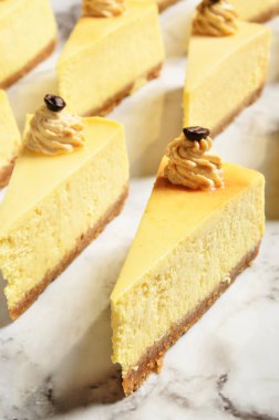 Ny stili Cheese cake büfe masa üzerinde dilim  