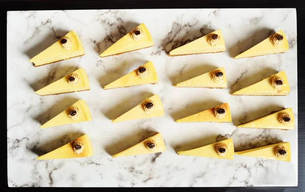 スタイル チーズ ケーキ ビュッフェ テーブル上のスライス — ストック写真