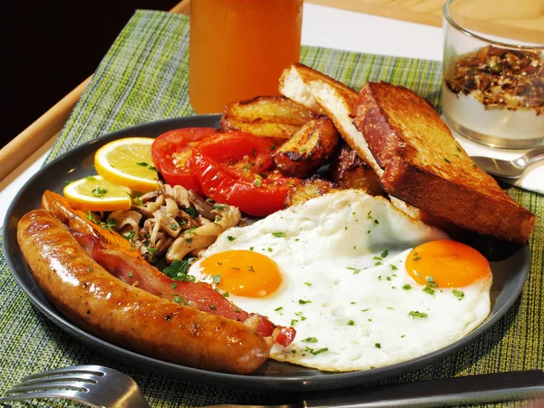 Śniadanie Angielskie Jajka Sadzone Bekon Kiełbaski Fasola Grzanki Sałatka Talerzu — Zdjęcie stockowe