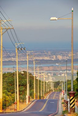 Mesafe içine iniş çıkışlar bir yol uzanıyor 