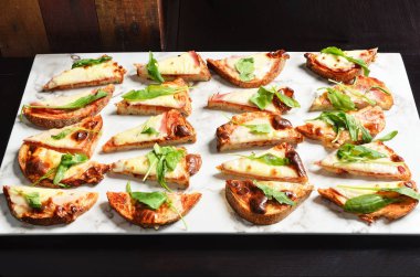 Jambon, peynir ve sebze büfesi masada ızgara harikadır 