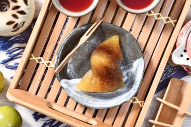  Masada çay olan kırmızı fasulye zongzi.