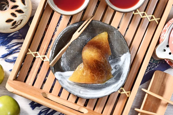 テーブルの上にお茶と赤豆アルカリ性Zongzi — ストック写真