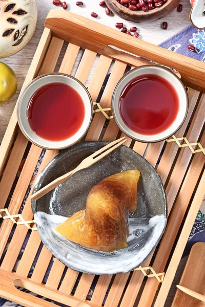 テーブルの上にお茶と赤豆アルカリ性Zongzi — ストック写真