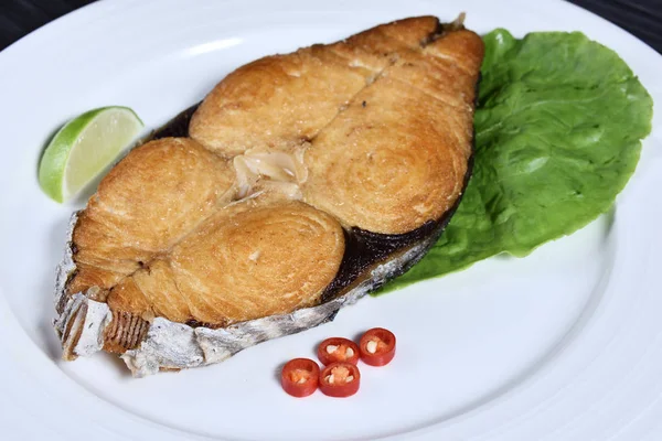 Bistecca Pesce Sgombro Fritto Servire Sul Piatto — Foto Stock