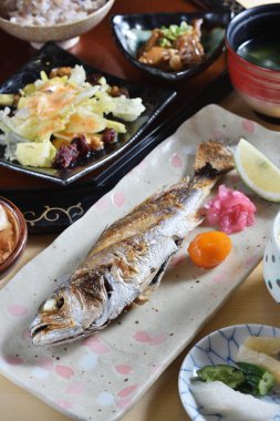 Limon ve zencefil plaka üzerinde ızgara siyah kurbağa