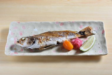 Limon ve zencefil plaka üzerinde ızgara siyah kurbağa