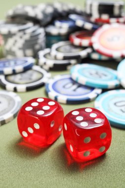 Kırmızı rpg zar masaya yakın çekim