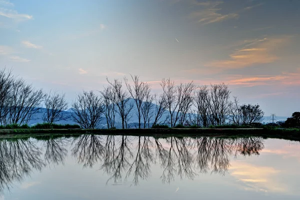 Bela Paisagem Céu Pôr Sol Vista Lago Árvores Reflexão Água — Fotografia de Stock