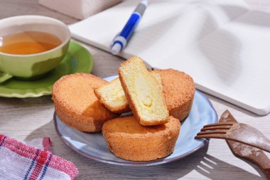 Masanın üzerine krema pasta