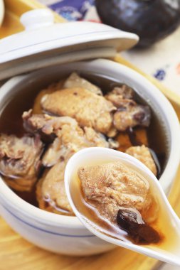  Masanın üzerine siyah sarımsak tavuk çorbası 