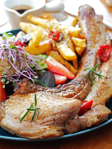 Bife Porco Barbecue Tomahawk Com Salada Batatas Fritas Prato — Fotografia de Stock