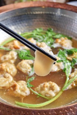 Lezzetli haşlanmış Japon tarak güveç üzerinde daldırma, yakın çekim  