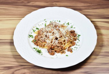 Beyaz tabakta et soslu leziz spagetti 