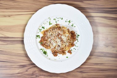 Beyaz tabakta et soslu leziz spagetti 