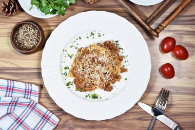 Beyaz tabakta et soslu leziz spagetti 