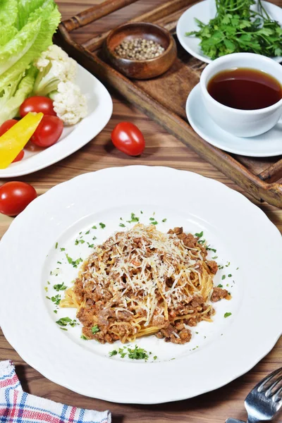 Läcker Spaghetti Med Köttfärssås Den Vita Plattan — Stockfoto