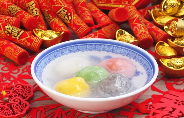 中国春节红色背景上的五味糯米球 — 图库照片