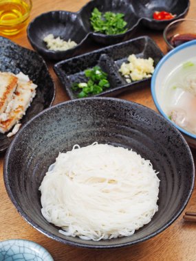 Bir kase ahşap masa üzerinde ince erişte         