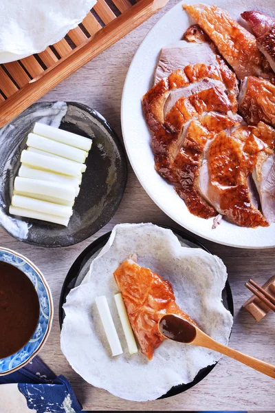 Canard Rôti Pékin Servi Avec Oignon Printemps Sauce Sur Des — Photo