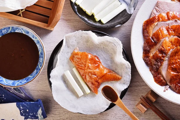 Geroosterde Pekingeend Geserveerd Met Lente Saus Pannenkoeken — Stockfoto