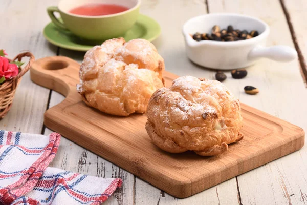 Delicious Cream Puffs Cutting Board — Stock Photo, Image